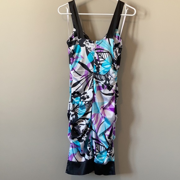 Le Chateaux Dress - Picture 2 of 4